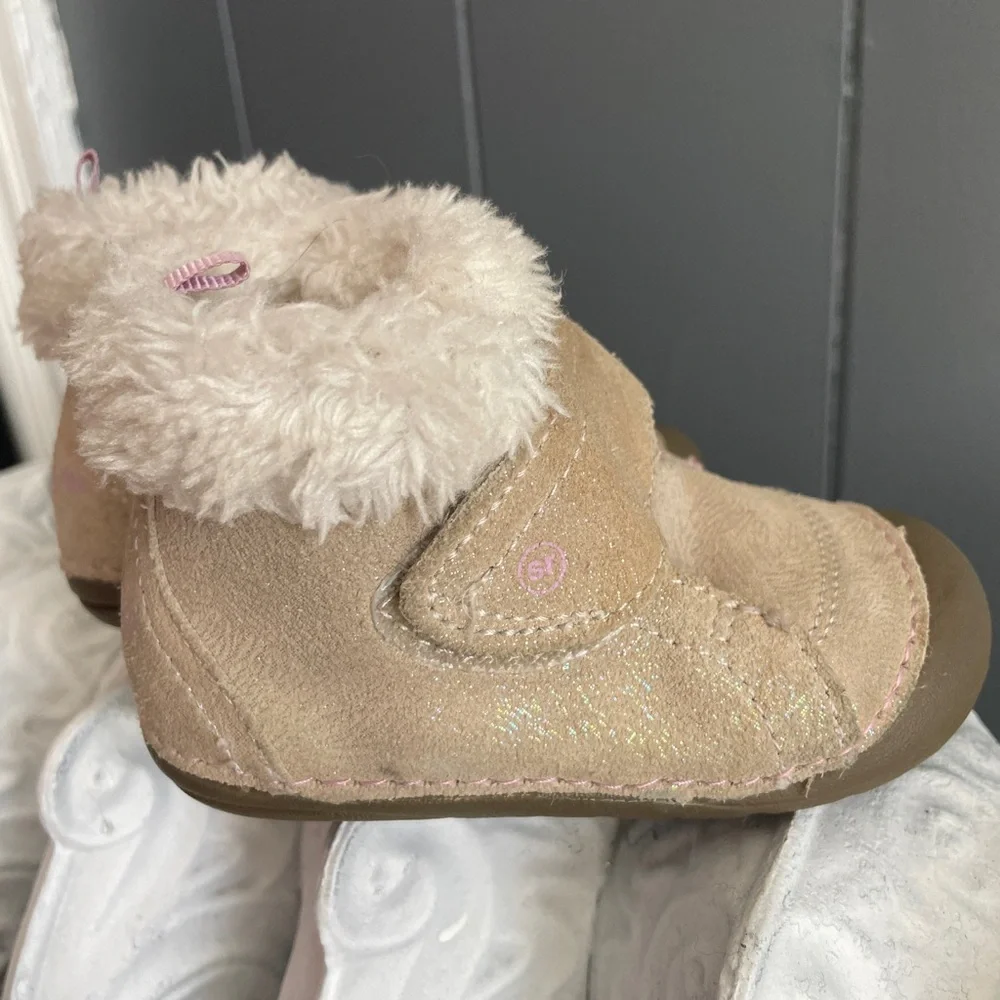 Stride Rite Tan toddler Boots with  White Fur size 4.5